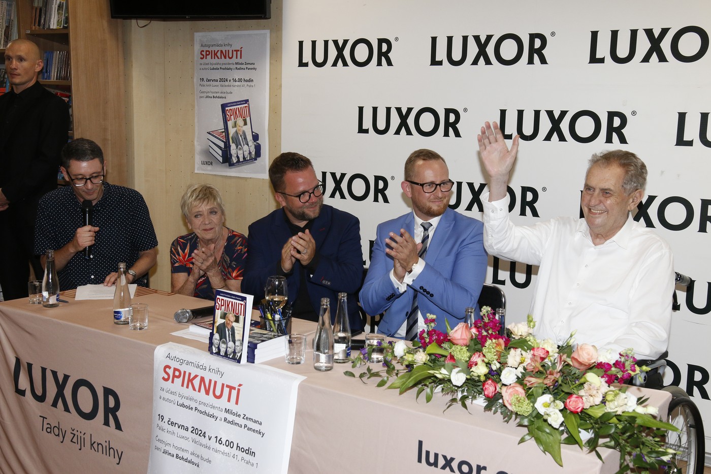 Miloš Zeman při křtu své knihy Spiknutí.