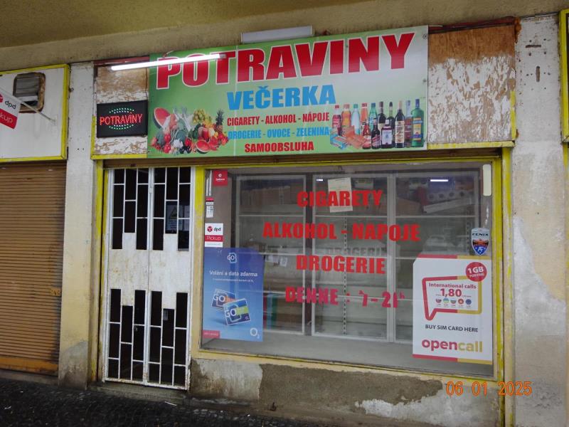 Jedna z uzavřených prodejen, kladenská Večerka.