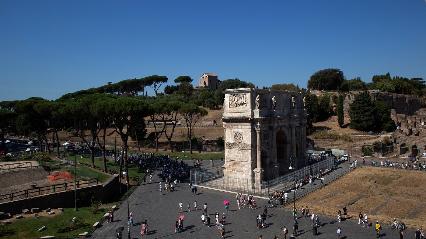 Konstantinův oblouk poničil úder blesku.