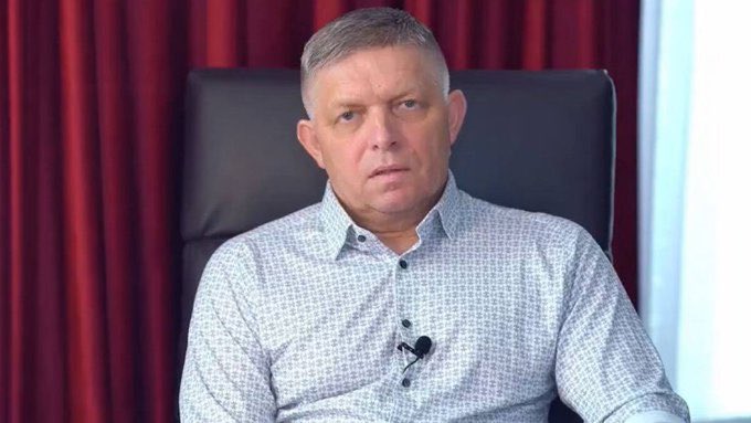 Robert Fico po propuštění z nemocnice, zhruba měsíc po atentátu.