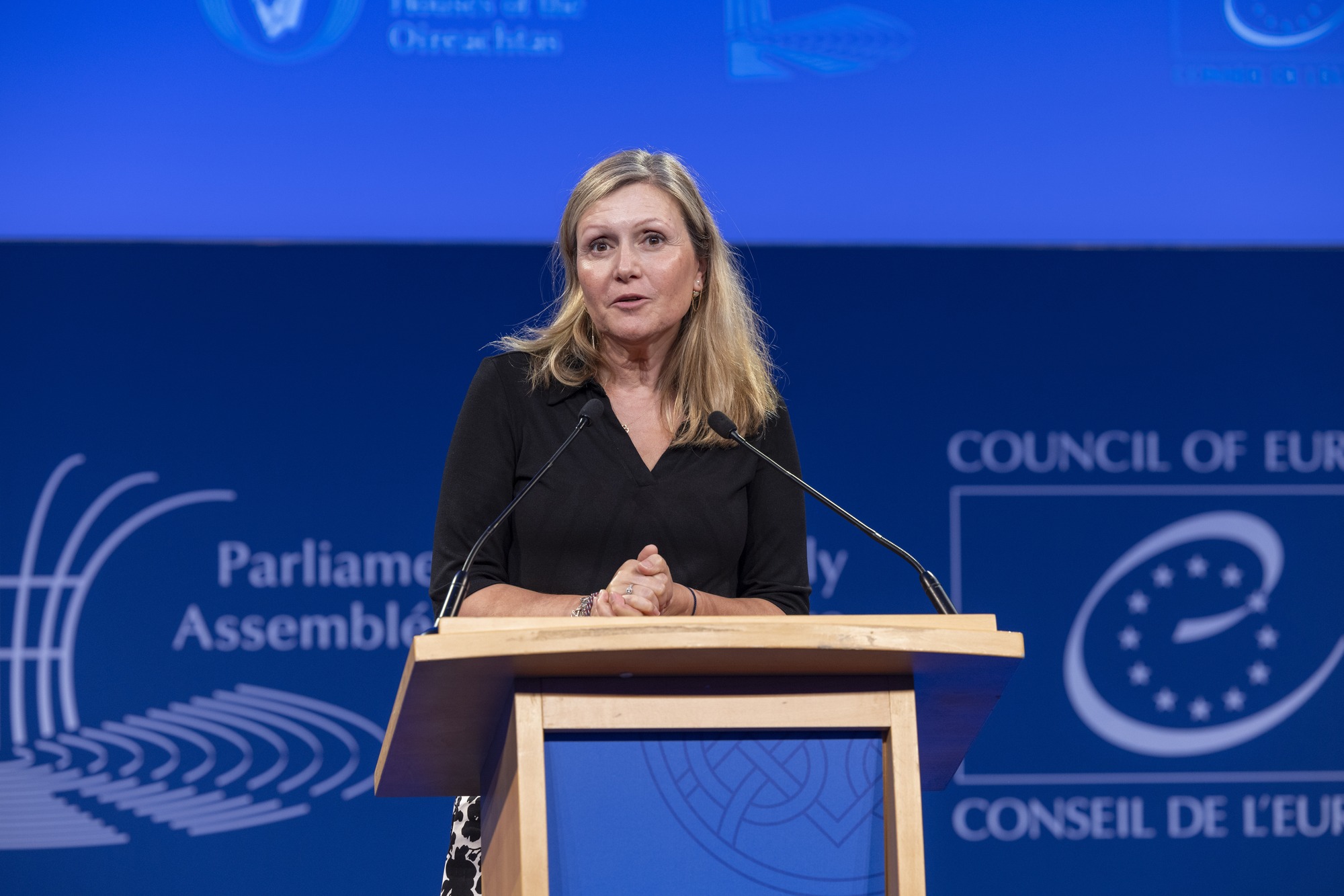 Spolupracovnice Emmanuela Macrona Yaël Braun-Pivet pokořila komunisty a obhájila místo předsedkyně francouzského parlamentu.